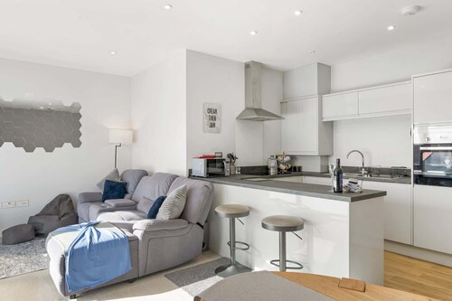 Modern Apartment, Private Parking, Plymouth