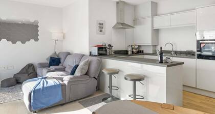 Modern Apartment, Private Parking, Plymouth