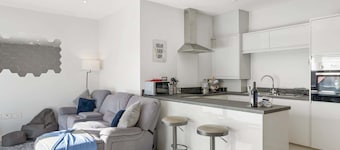 Modern Apartment, Private Parking, Plymouth
