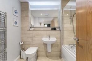 Shower, hair dryer, towels - Modern Apartment, Private Parking, Plymouth (Plymouth)