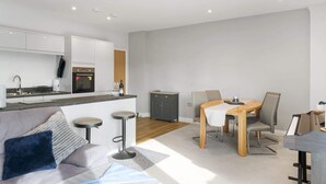 Un apartamento moderno con cocina, comedor y sala de estar.