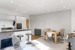 Un apartamento moderno con cocina, comedor y sala de estar.
