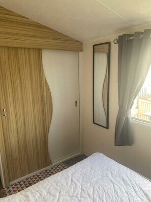 3 bedrooms, individually decorated, individually furnished, free WiFi - Lido Beach Holiday Park - Holiday Accommodation 7253 (Prestatyn)