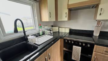 Feriehus | Privat køkken | Opvaskemaskine, køkkentøj/tallerkener/redskaber