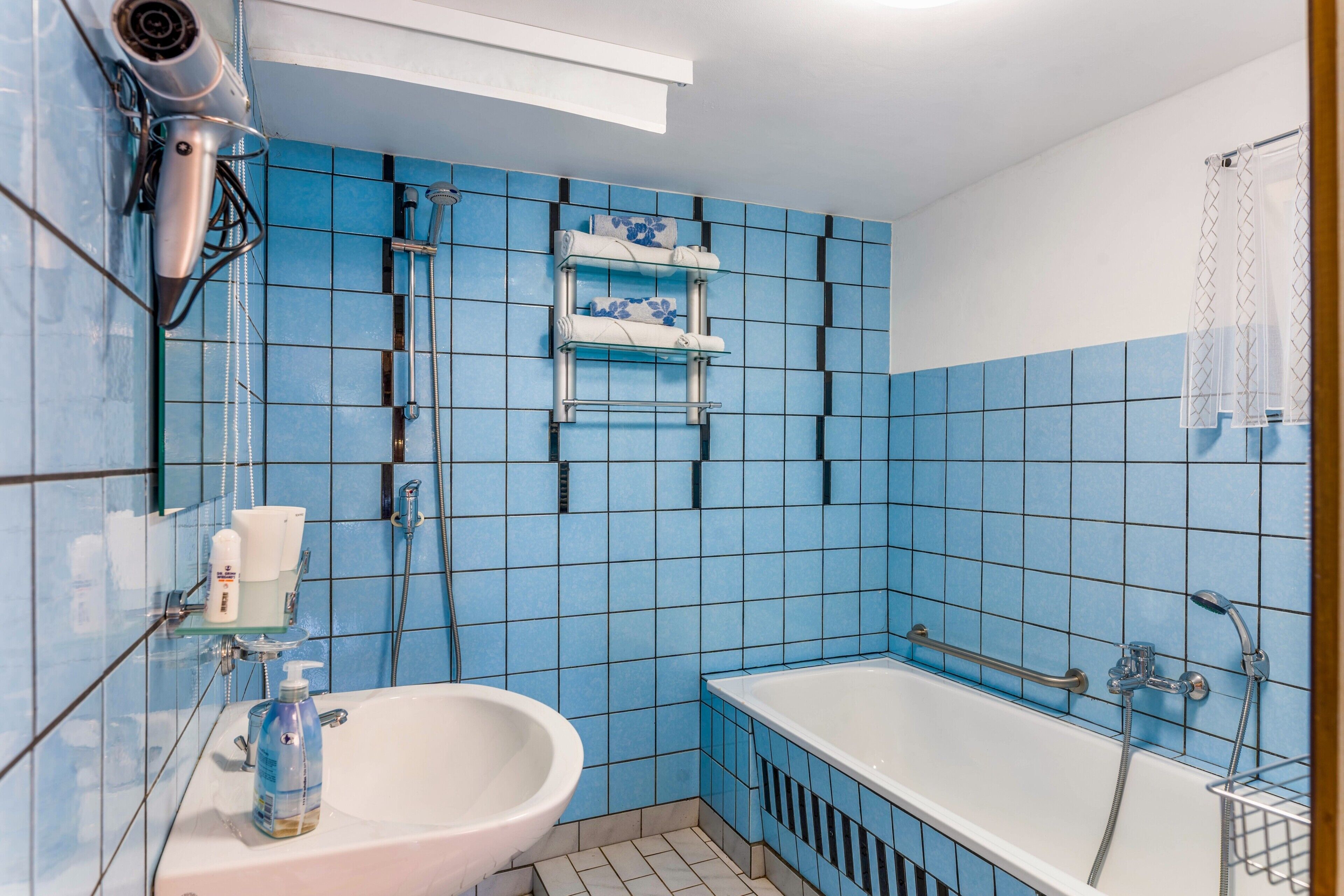 Shower, hair dryer, towels