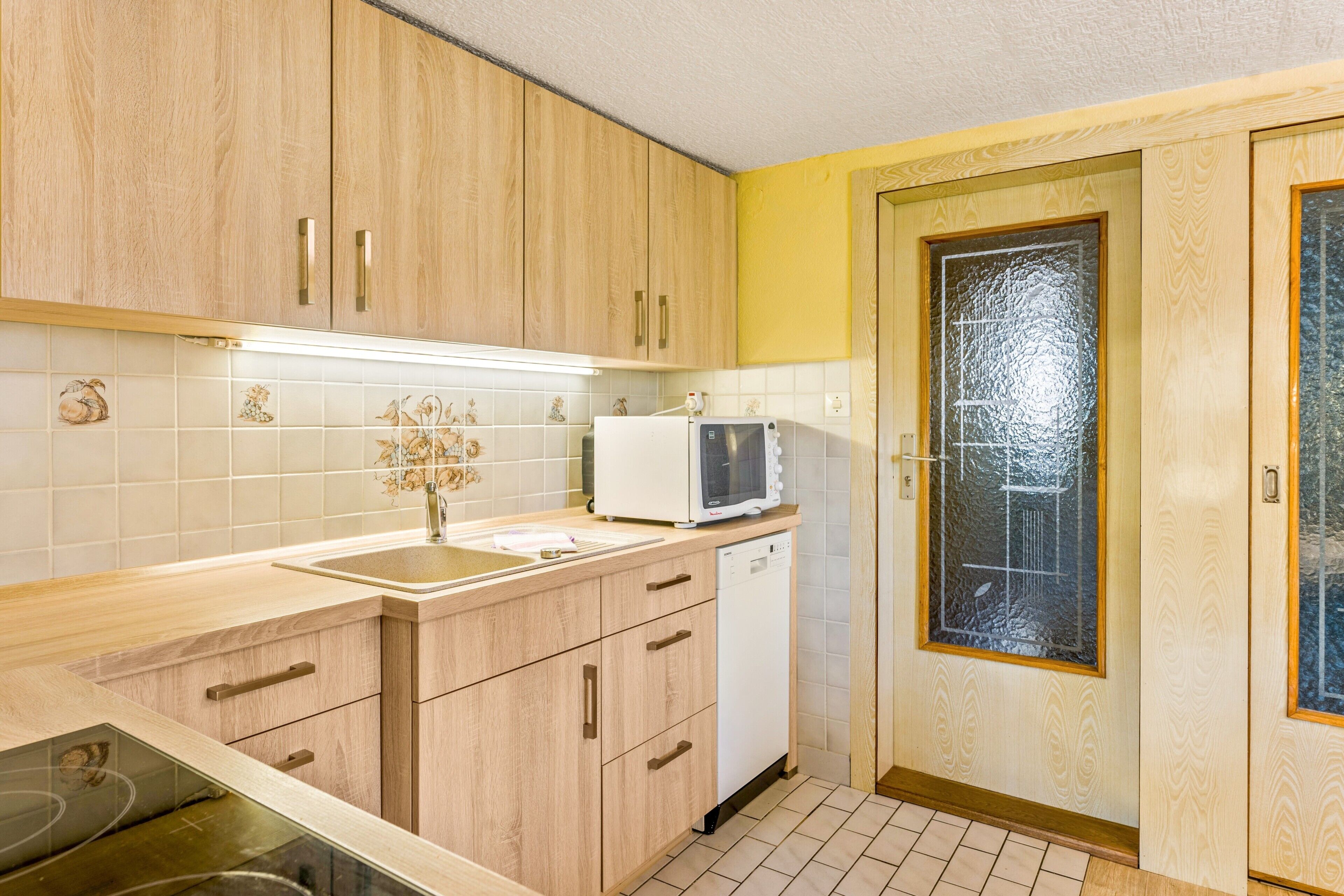 Wasserkocher mit Kaffee-/Teezubehör, Kühlschrank, Mikrowelle, Ofen