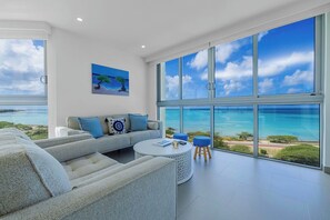 TV - Oceanfront Corner 3 bedroom 3 Bath Condominium (Noord)