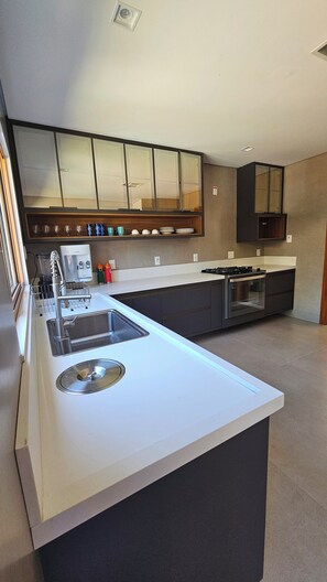 Private kitchen - Luxury house in contact with nature and private pool in Praia do Forte (Açu da Torre)