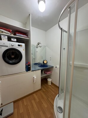 Shower, hair dryer, towels, toilet paper - Cosy studio in the heart of Luchon - Ski, Spa & Shopping on foot (Bagnères-de-Luchon)