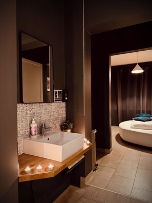 Premium Studio Suite | Bathroom - The Rose Suites (Bruges)