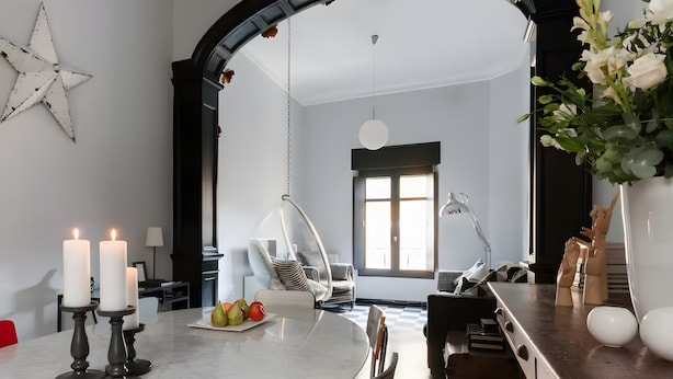 Un espace repas avec une table en marbre, des bougies et une décoration en forme d’étoile.
