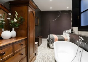 Unclassified image, 5 of 31, button - Apartment 'Sevilla A Los Pies De La Giralda' with Balcony, Wi-Fi and Air Conditioning (Sevilla)