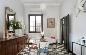 Unclassified image, 3 of 31, button - Apartment 'Sevilla A Los Pies De La Giralda' with Balcony, Wi-Fi and Air Conditioning (Sevilla)