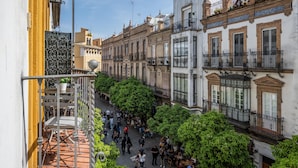 Une cour dallée, entourée d’immeubles dotés de balcons et de fenêtres.