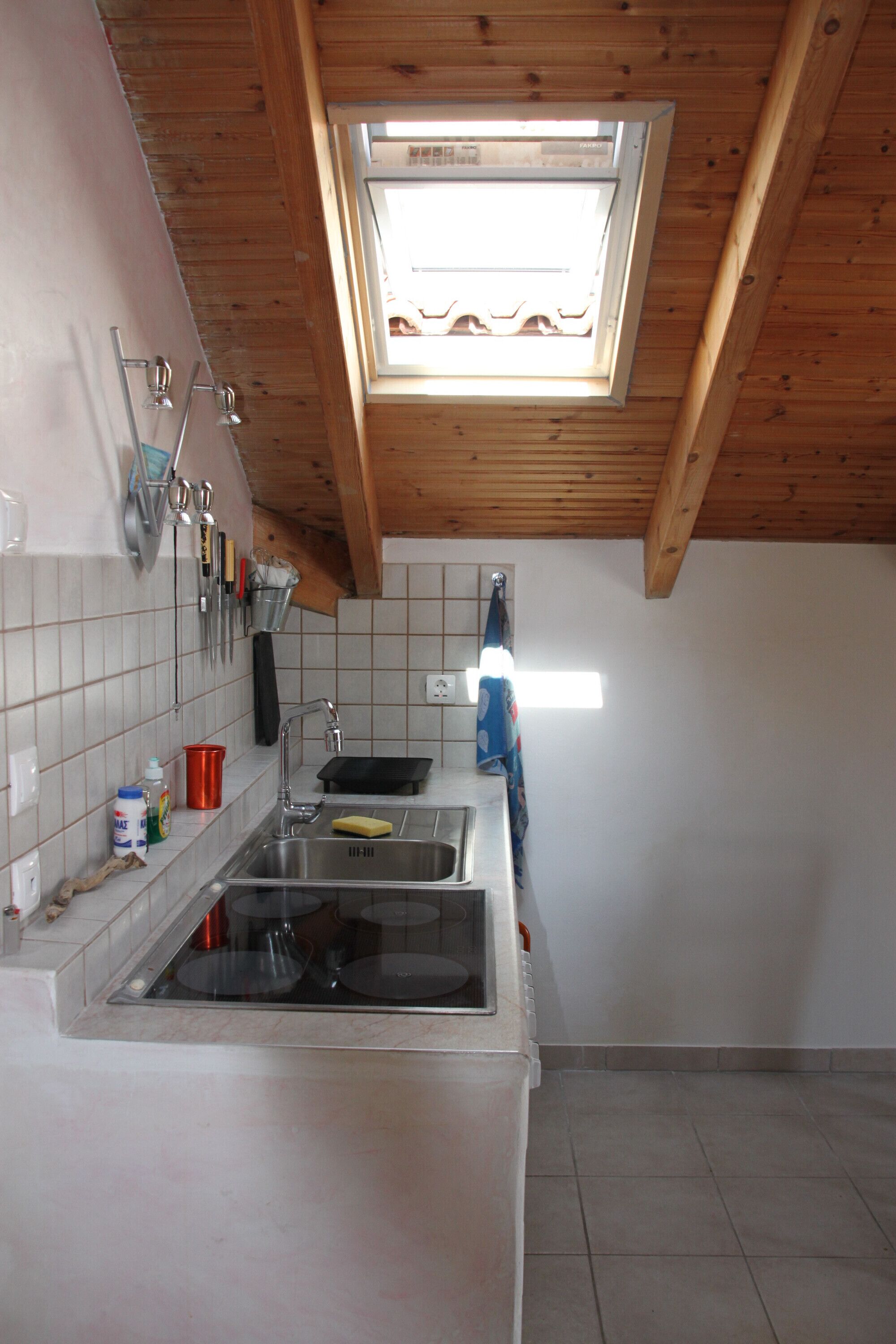 Kjøleskap, ovn, kokeplater og oppvaskmaskin