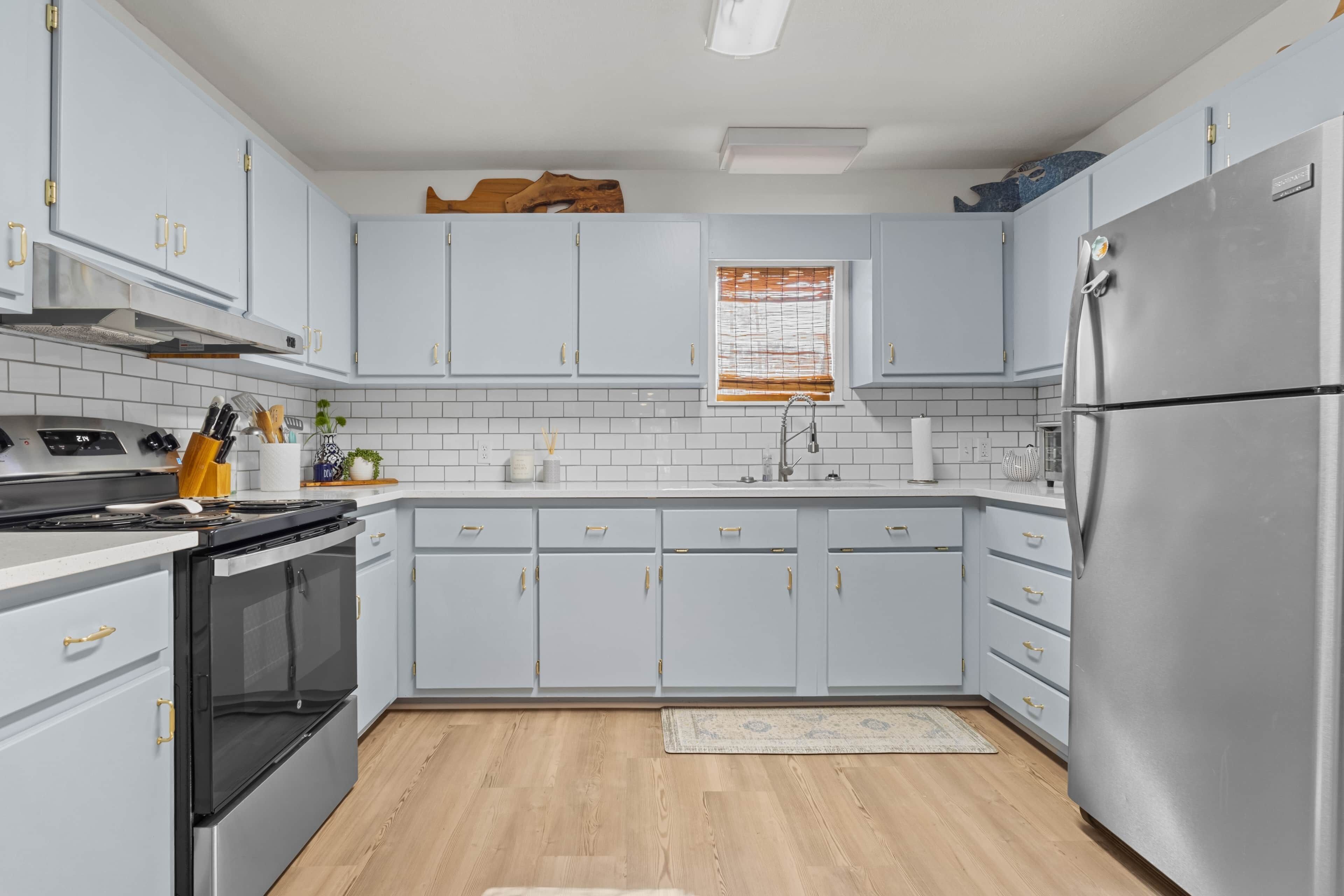 Frigorífico, microondas, horno y placa de cocina