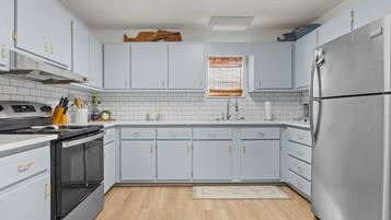 Frigorífico, microondas, horno y placa de cocina