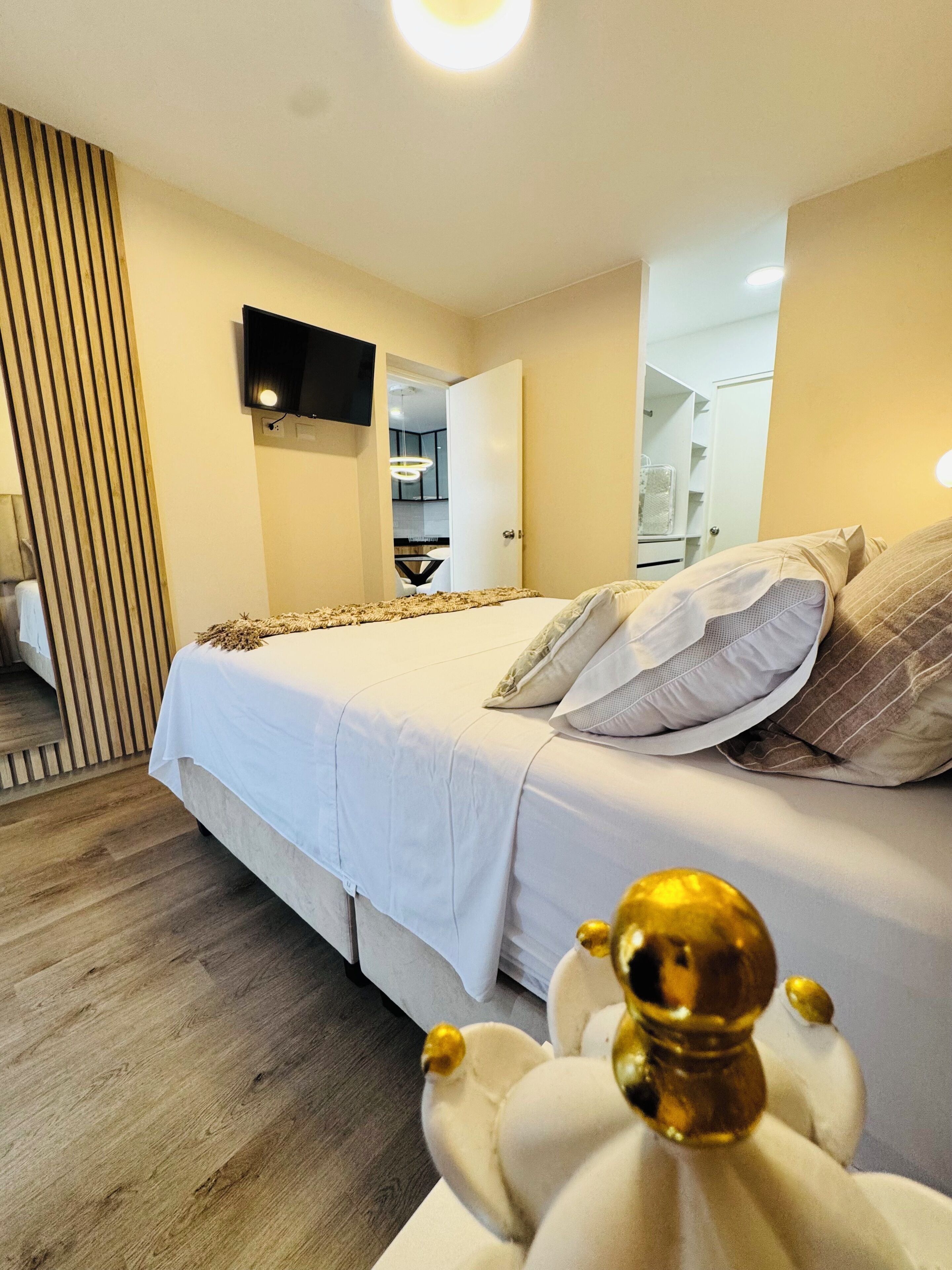 1 quarto, ferros/tábuas de passar roupa, acesso  à internet