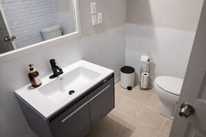 Ducha, secador de pelo, bidet, toallas