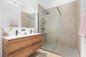 Shower, hair dryer, towels - Beach Loft - luxury apartment with sea view in Ostend (Oostende)
