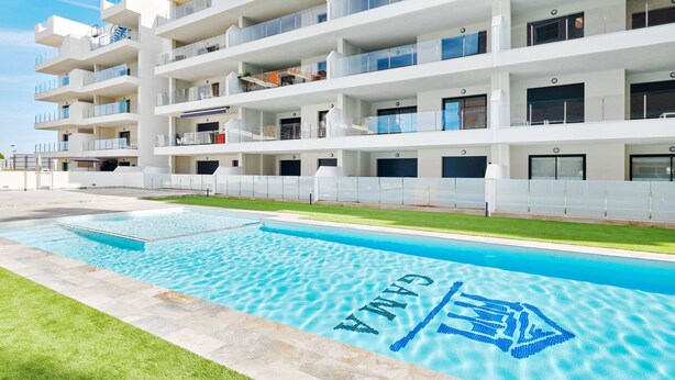 Un hôtel moderne à plusieurs étages, doté d’une piscine.