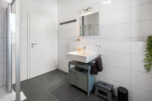 Shower, hair dryer, towels, soap - EVORA - 4 bedrooms - ARCADE - modern (Burgau)