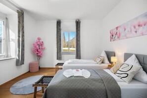 4 bedrooms, iron/ironing board, WiFi, bed sheets - EVORA - 4 bedrooms - ARCADE - modern (Burgau)