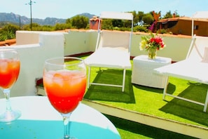 Property grounds - Villa Rosa with Spacious Garden and Pool (Olbia)
