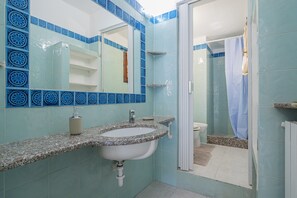 Douche, sèche-cheveux, serviettes fournies