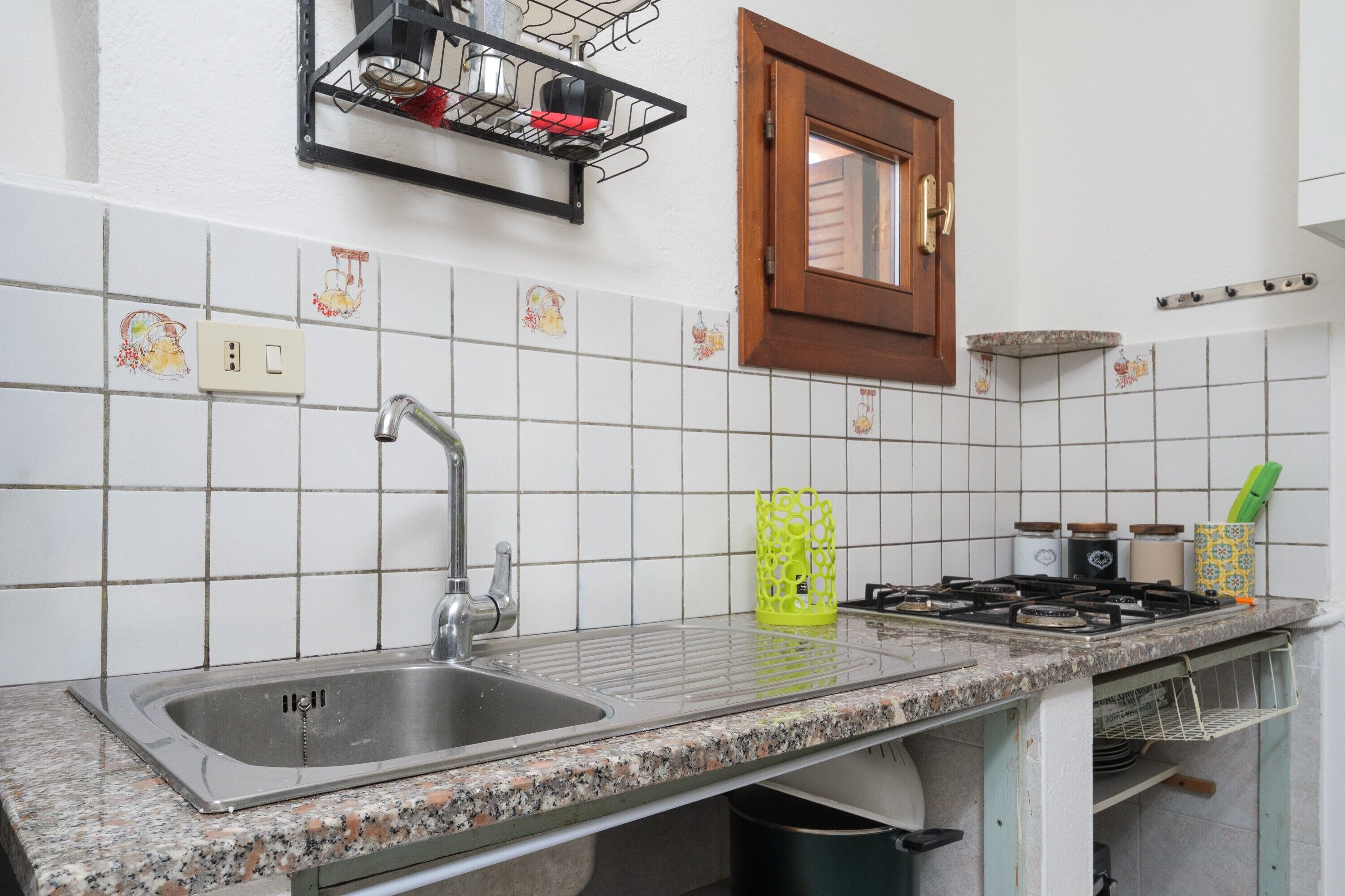 Kühlschrank, Mikrowelle, Herdplatte, Wasserkocher mit Kaffee-/Teezubehör