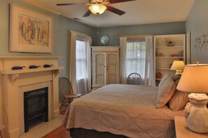 4 bedrooms, desk, iron/ironing board, free WiFi