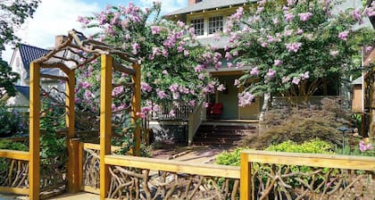 The Cozy Cottage in the Heart of Downtown - 300 5-Star reviews!