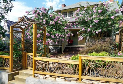 The Cozy Cottage in the Heart of Downtown - 300 5-Star reviews!