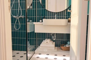 Secadora de cabello y bidet 