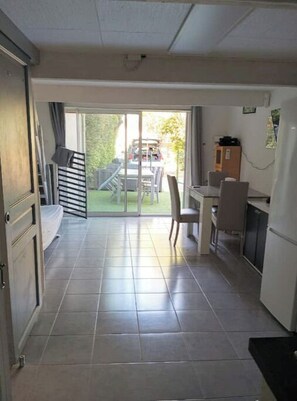 Unclassified image, 4 of 11, button - T2 and Pool UVc_wet (Ensuès-la-Redonne)