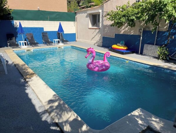 Unclassified image, 1 of 11, button - T2 and Pool UVc_wet (Ensuès-la-Redonne)