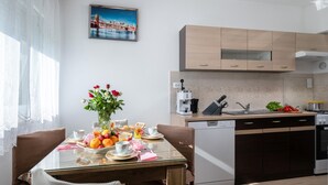 Una cocina moderna con armarios de madera, una cafetera y un lavavajillas.