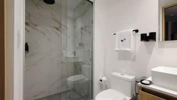 Estudio (905) | Baño | Regadera, regadera tipo lluvia, amenidades de baño gratuitas, toallas