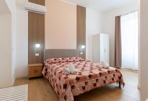 Superior Double Room, Courtyard View | Iron/ironing board, free WiFi - Il Giardinetto Guest House (Civitavecchia)