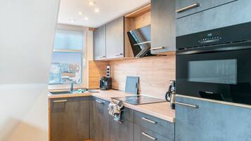 Køleskab, mikrobølgeovn, ovn, kogeplade