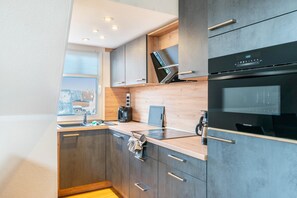 Jääkaappi, mikroaaltouuni, uuni, liesi