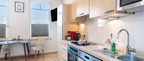 雪櫃、微波爐、焗爐、爐具