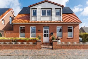 Exterior - Kleine Möwe Apartment on Borkum – Cozy Retreat for 2 Guests (Borkum)