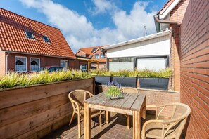 Outdoor dining - Kleine Möwe Apartment on Borkum – Cozy Retreat for 2 Guests (Borkum)