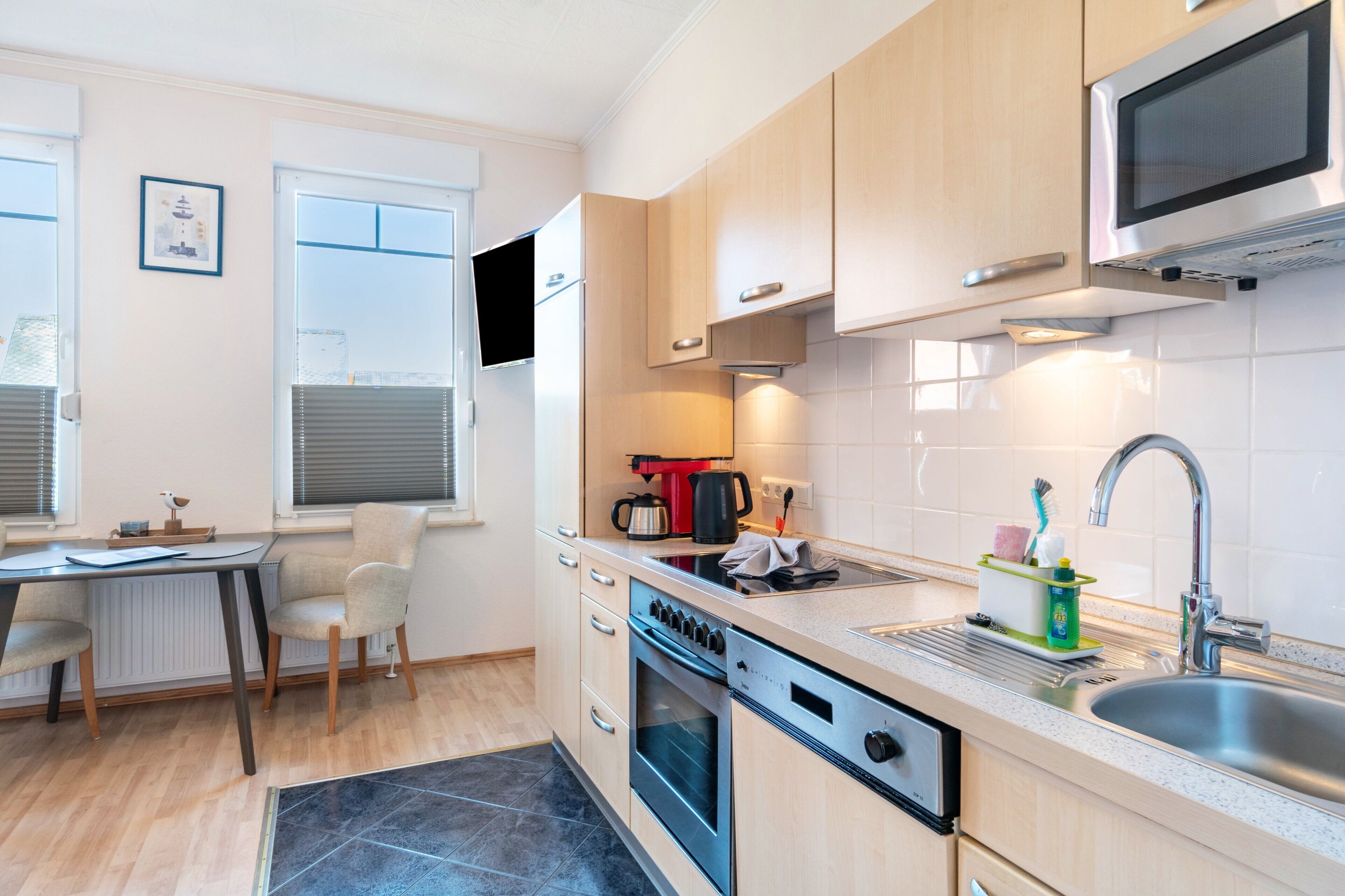 冷蔵庫、電子レンジ、オーブン、コンロ