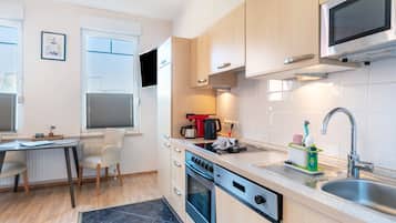 Køleskab, mikrobølgeovn, ovn, kogeplade