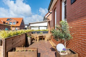 Outdoor dining - Kleine Möwe Apartment on Borkum – Cozy Retreat for 2 Guests (Borkum)