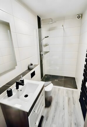 Shower, hair dryer, towels - Holiday Home 'Südstrand' on Borkum for 2–4 Guests, 2 Bedrooms (Borkum)