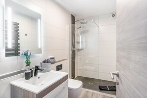 Douche, sèche-cheveux, serviettes fournies
