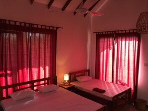 Quarto casal luxo, sacada, vista para o pátio